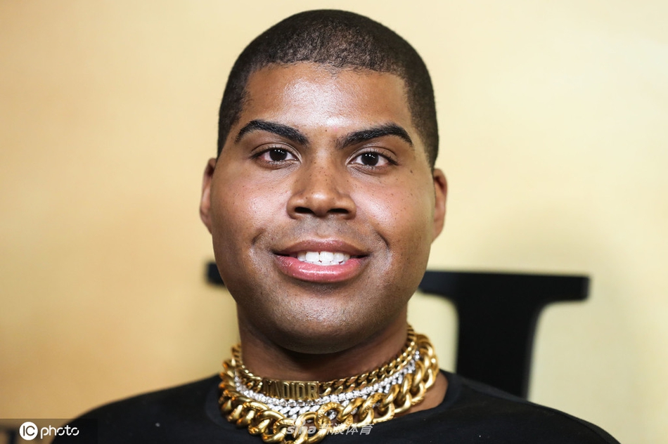 EJ酱亮相电影首映仪式 露腰礼服全黑look