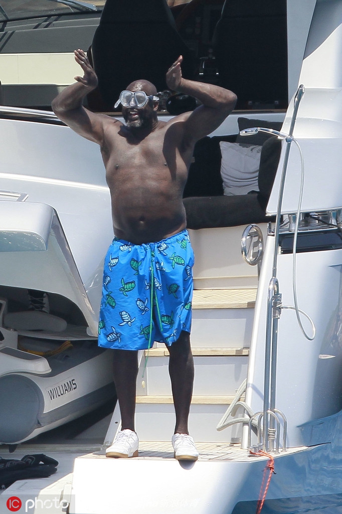 黑鲨鱼出没!奥尼尔西班牙海岛度假 游艇与女郎缠绵