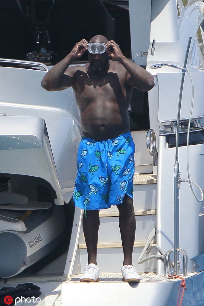 黑鲨鱼出没!奥尼尔西班牙海岛度假 游艇与女郎缠绵