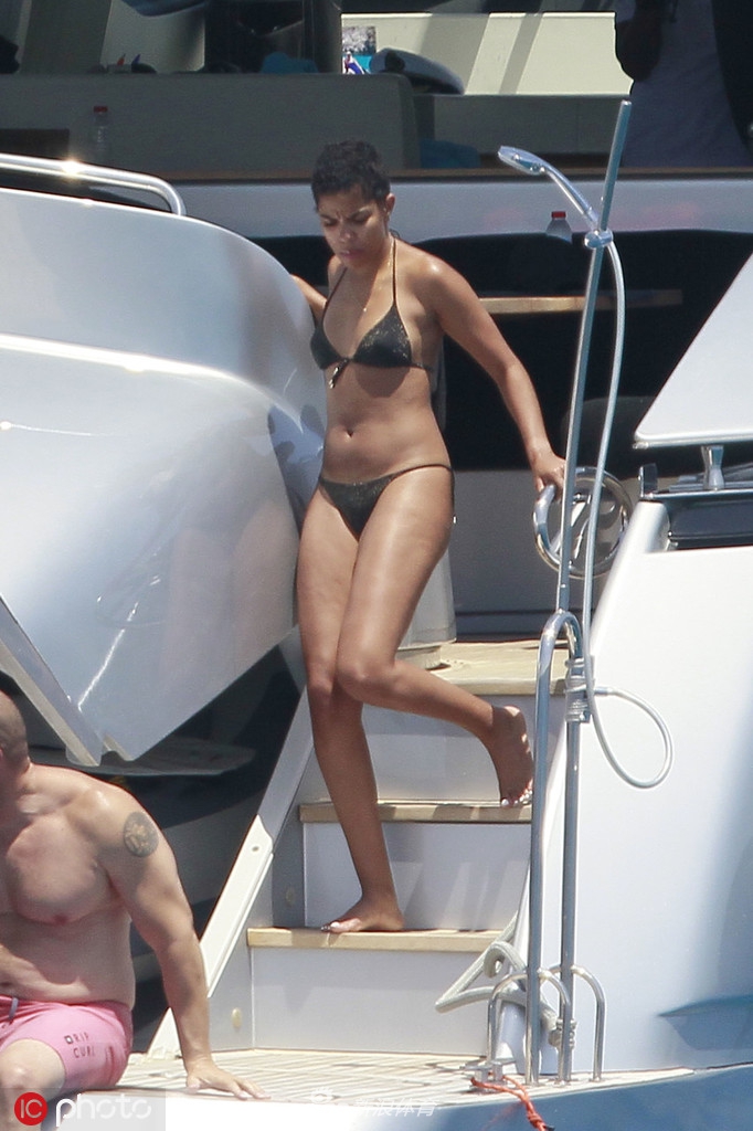 黑鲨鱼出没!奥尼尔西班牙海岛度假 游艇与女郎缠绵