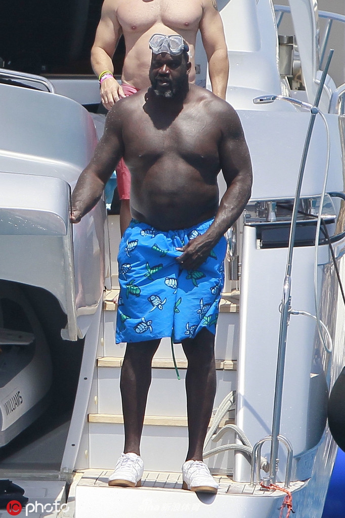 黑鲨鱼出没!奥尼尔西班牙海岛度假 游艇与女郎缠绵