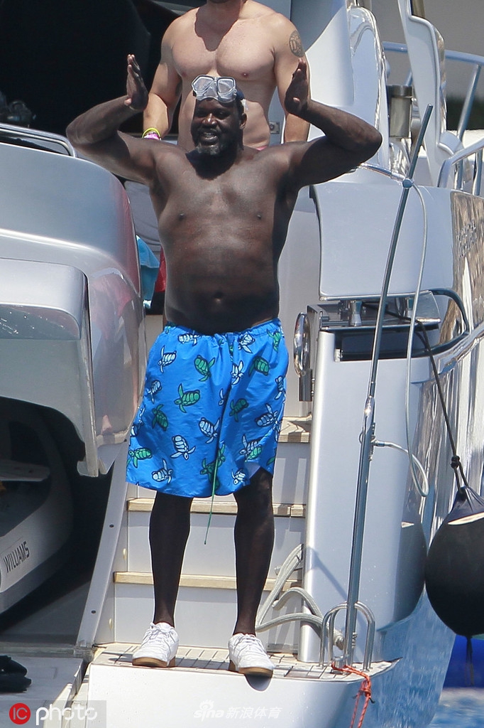 黑鲨鱼出没!奥尼尔西班牙海岛度假 游艇与女郎缠绵