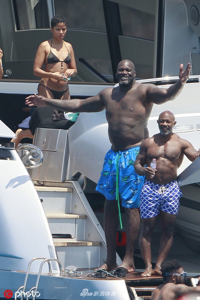 黑鲨鱼出没!奥尼尔西班牙海岛度假 游艇与女郎缠绵