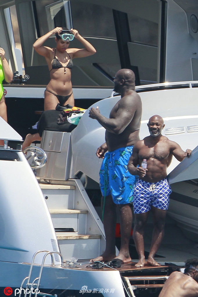 黑鲨鱼出没!奥尼尔西班牙海岛度假 游艇与女郎缠绵