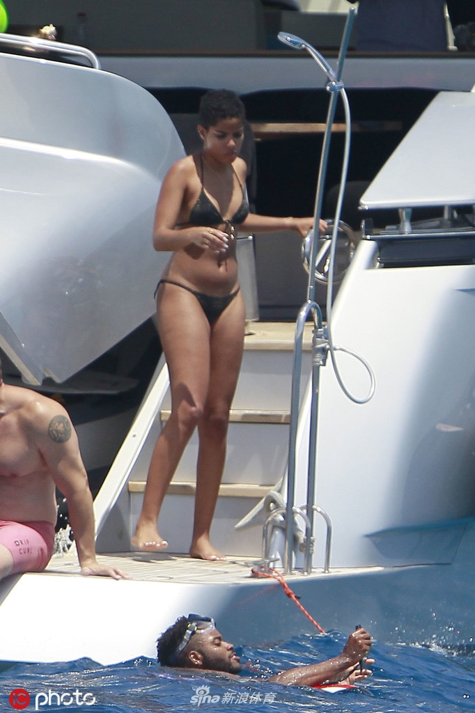 黑鲨鱼出没!奥尼尔西班牙海岛度假 游艇与女郎缠绵