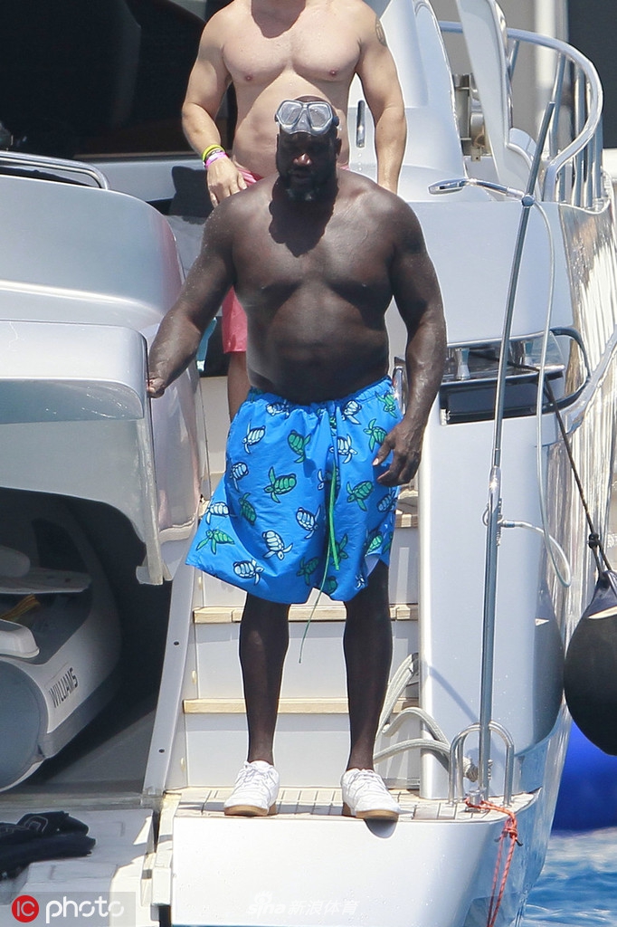 黑鲨鱼出没!奥尼尔西班牙海岛度假 游艇与女郎缠绵