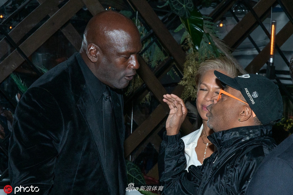 乔丹携爱妻纽约参加互动 三大NBA豪强老板齐聚