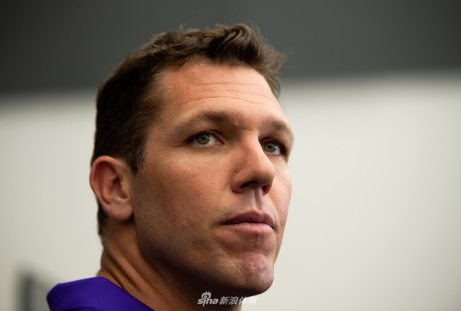 前湖人主帅沃顿挂帅国王 出席上任发布会