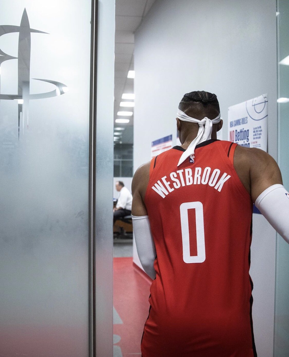 发带神龟亮相！威少正式披上火箭战袍！这造型给打几分？