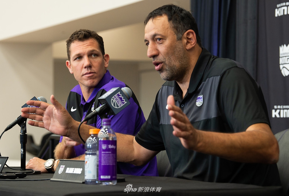 前湖人主帅沃顿挂帅国王 出席上任发布会
