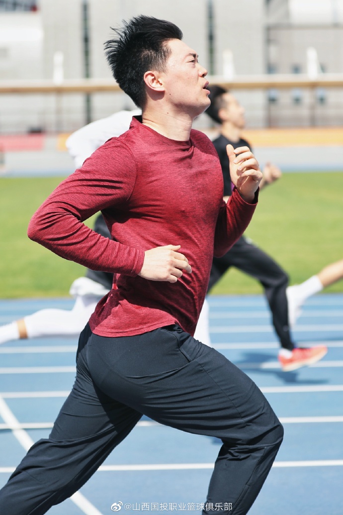 王非率山西男篮田径场训练