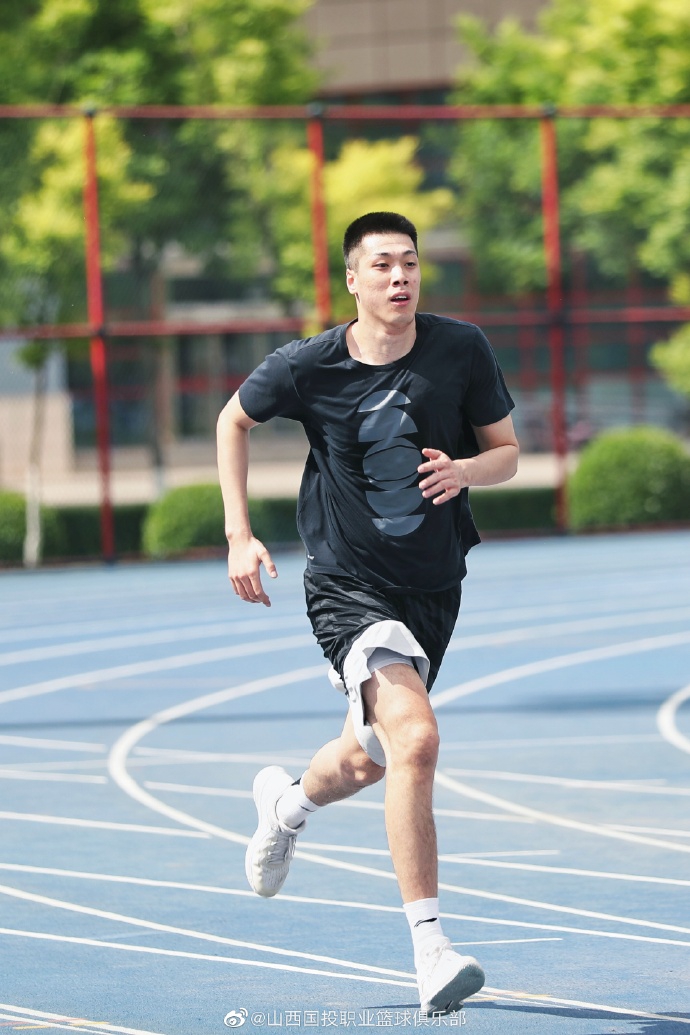 王非率山西男篮田径场训练