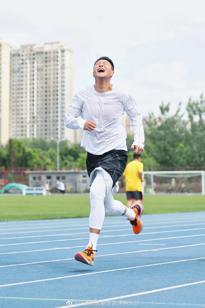 王非率山西男篮田径场训练