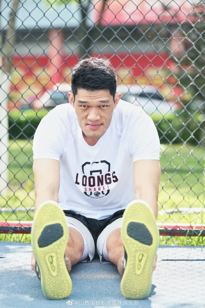 王非率山西男篮田径场训练