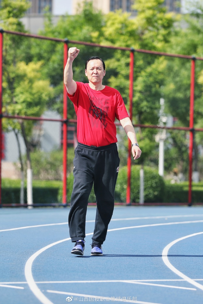 王非率山西男篮田径场训练