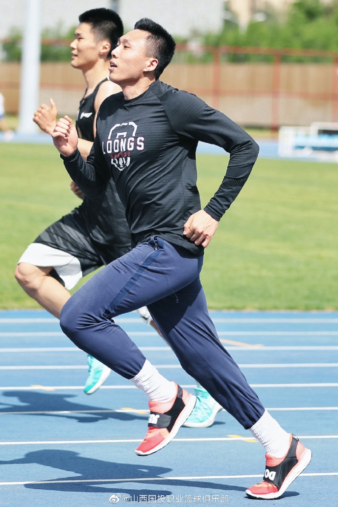 王非率山西男篮田径场训练