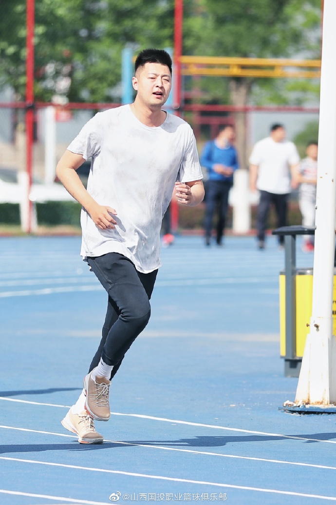 王非率山西男篮田径场训练