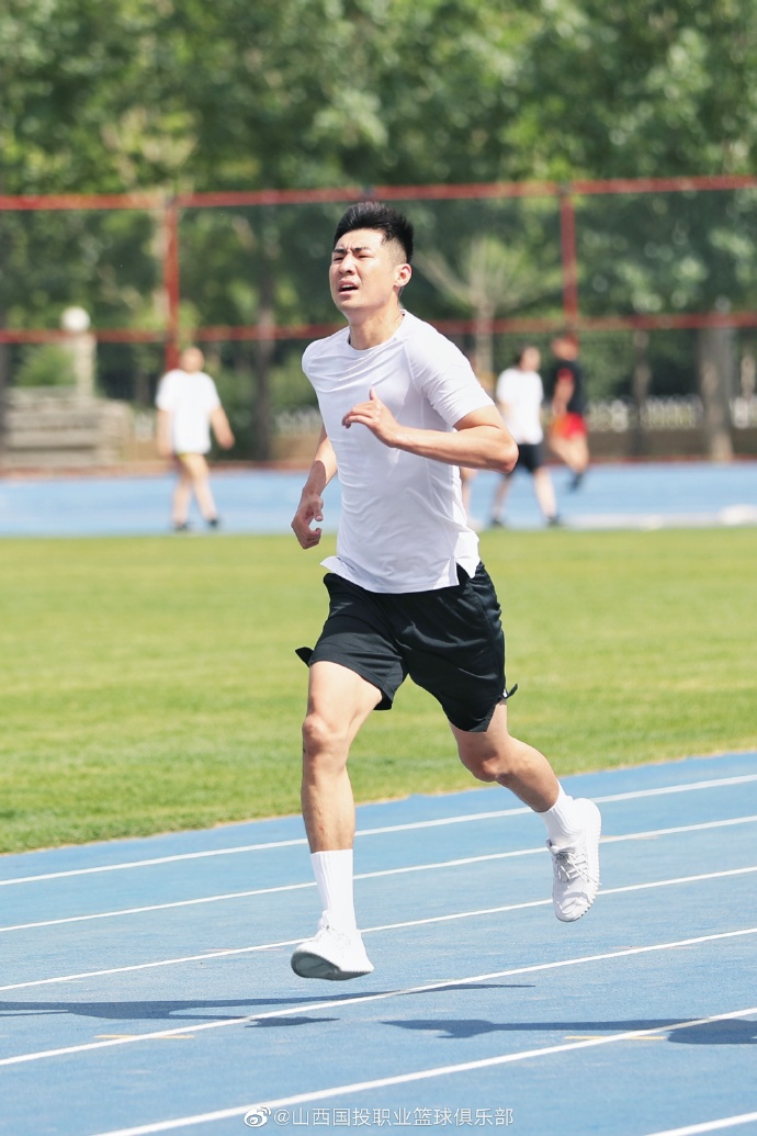 王非率山西男篮田径场训练