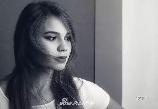 人生赢家东契奇！未来超巨坐拥火辣内衣模特女友