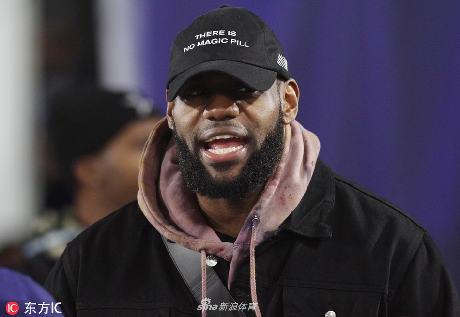 詹姆斯潮装现身NFL赛场 麦基比斯利亮相