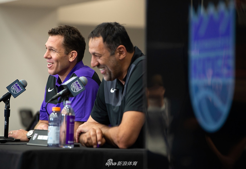 前湖人主帅沃顿挂帅国王 出席上任发布会