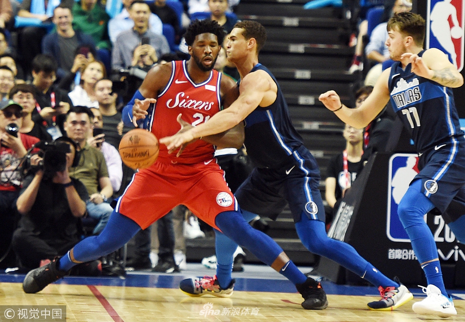 鲍威尔试图抢断恩比德