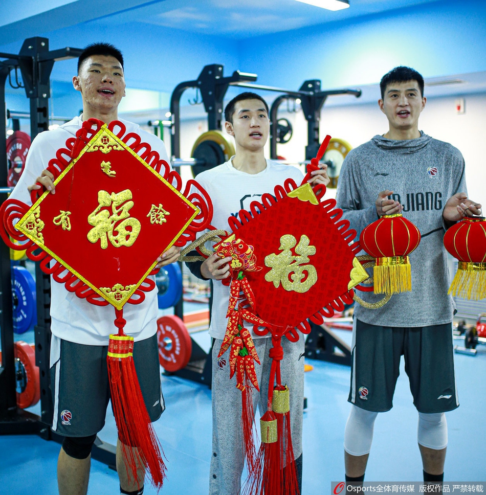 新疆队拍摄拜年写真 阿不都领衔为球迷送祝福