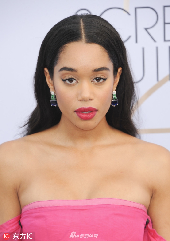 汤神女友粉色抹胸长裙出席颁奖礼 蜘蛛侠女主华丽变身