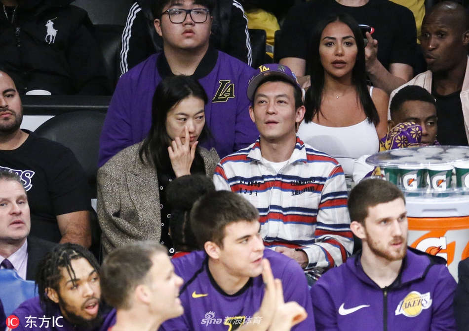 陈冠希携妻子观战湖人比赛 起立为詹姆斯里程碑欢呼