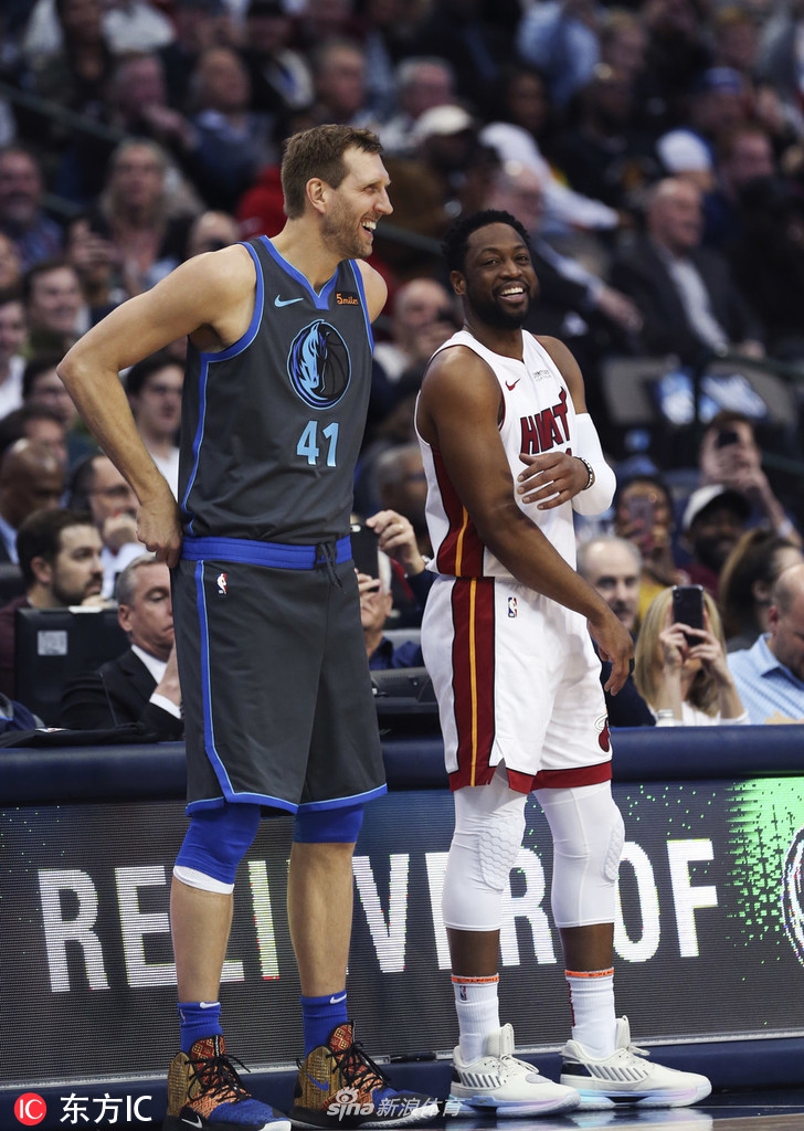 NBA赛场最后一面！韦德德克场下笑嘻嘻 场上飙球技