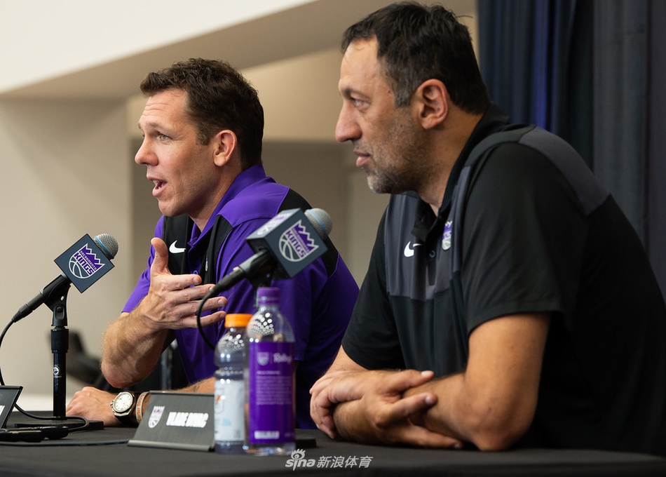 前湖人主帅沃顿挂帅国王 出席上任发布会