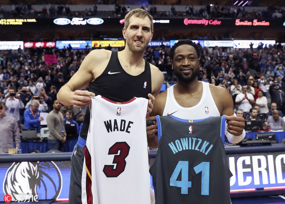 NBA赛场最后一面！韦德德克场下笑嘻嘻 场上飙球技