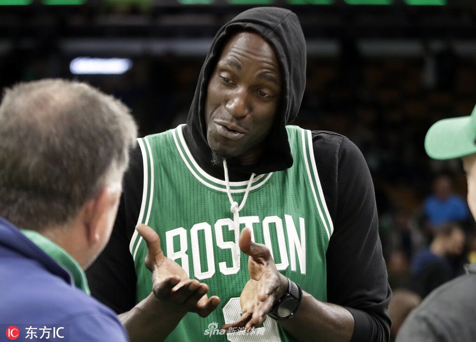 加内特慈世平相约看球 湖凯大战让他俩咧嘴大笑！