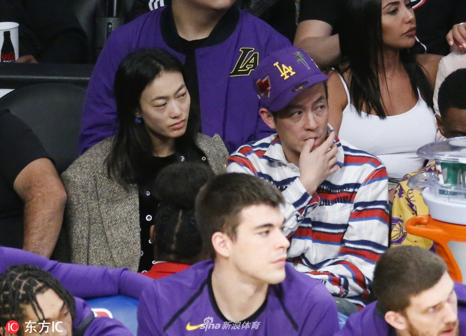 陈冠希携妻子观战湖人比赛 起立为詹姆斯里程碑欢呼