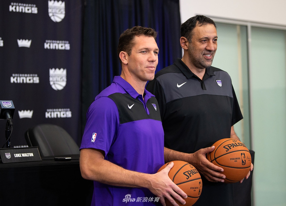 前湖人主帅沃顿挂帅国王 出席上任发布会