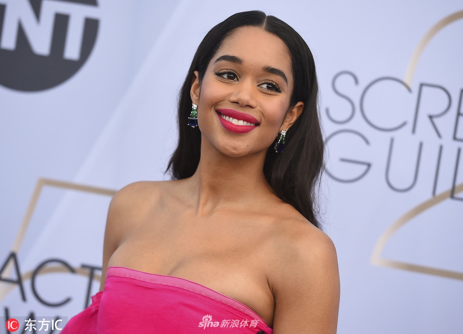 汤神女友粉色抹胸长裙出席颁奖礼 蜘蛛侠女主华丽变身