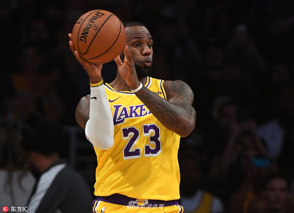 詹姆斯亮相斯台普斯