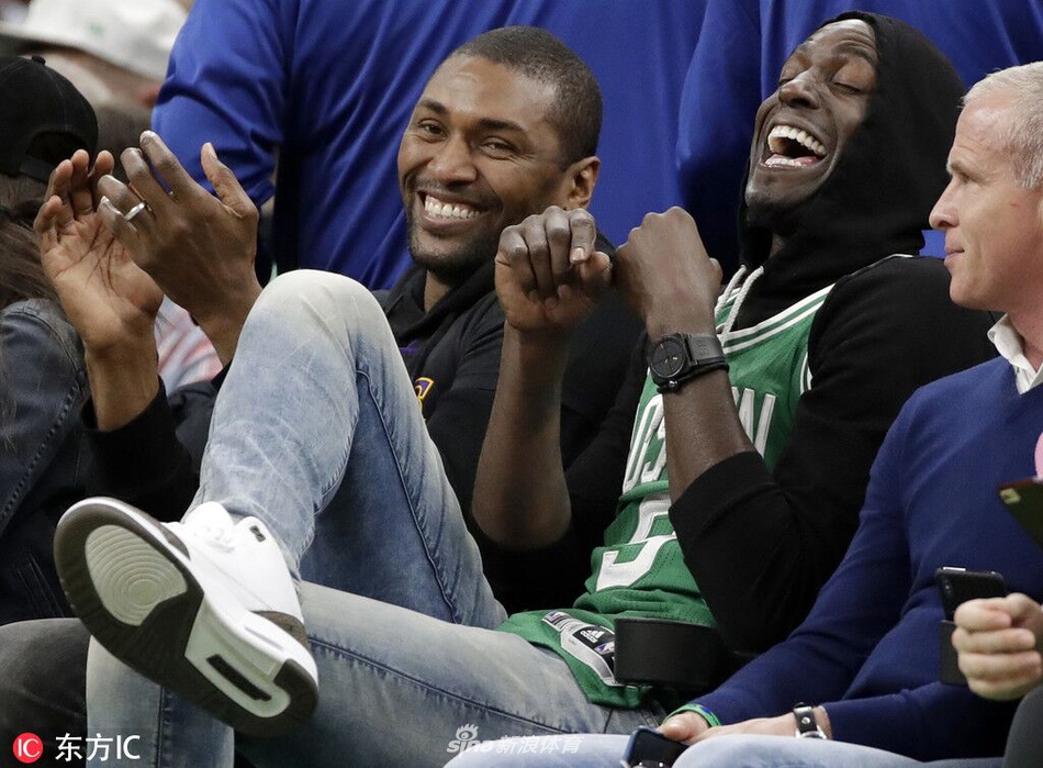 加内特慈世平相约看球 湖凯大战让他俩咧嘴大笑！