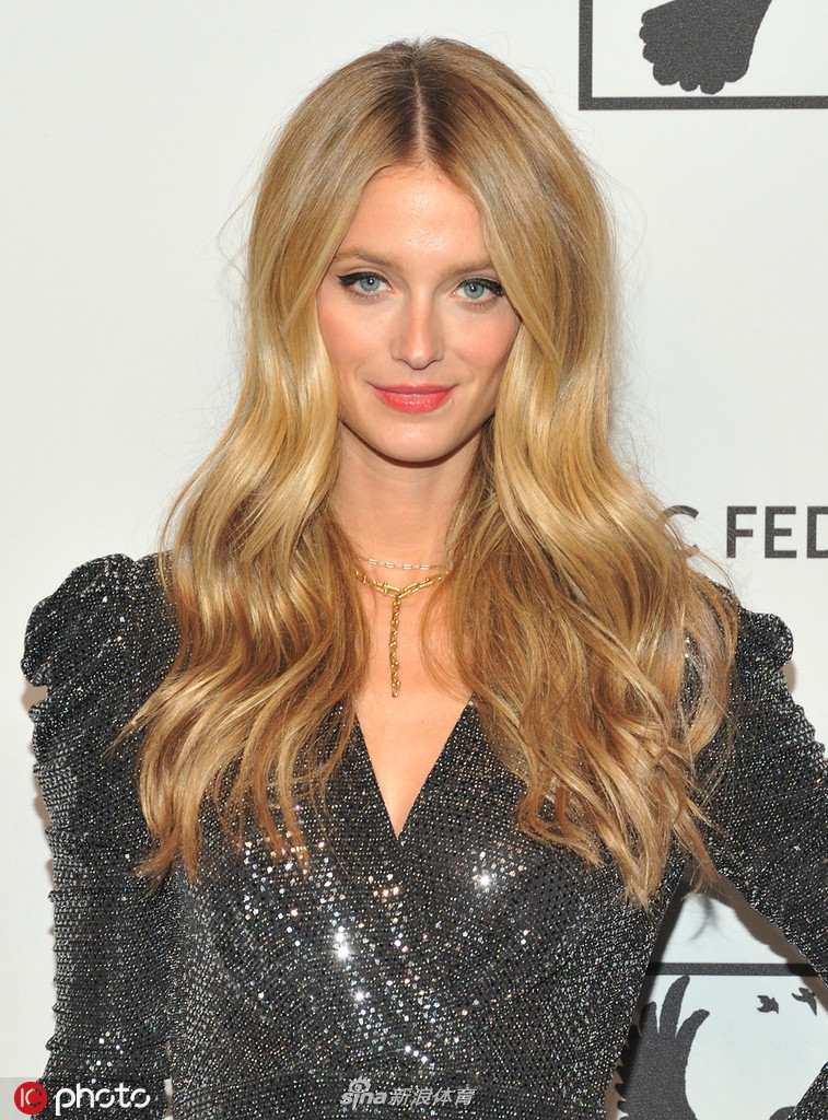 乐福模特女友参加活动 黑色闪光礼服大秀长腿