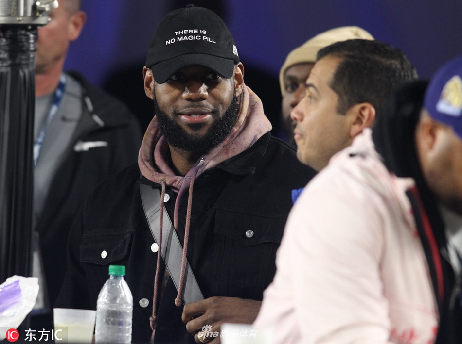 詹姆斯潮装现身NFL赛场 麦基比斯利亮相