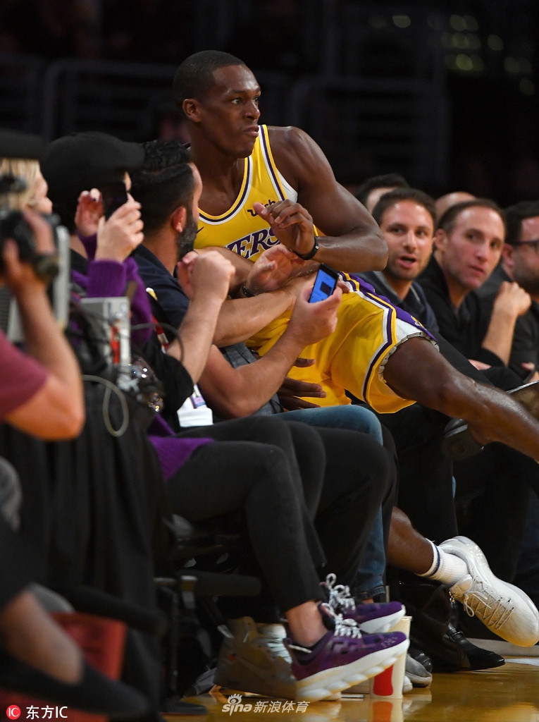 隆多冲入观众席