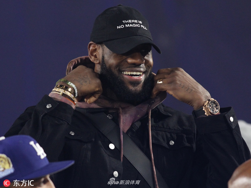 詹姆斯潮装现身NFL赛场 麦基比斯利亮相