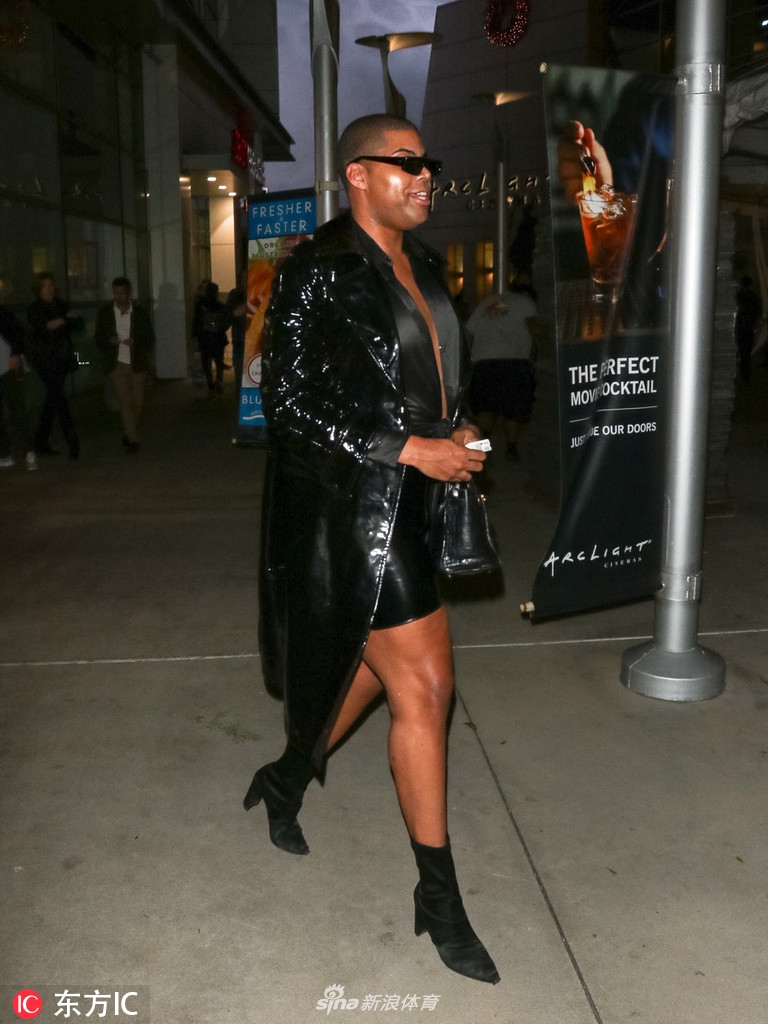 ej约翰逊全黑look外出参加活动