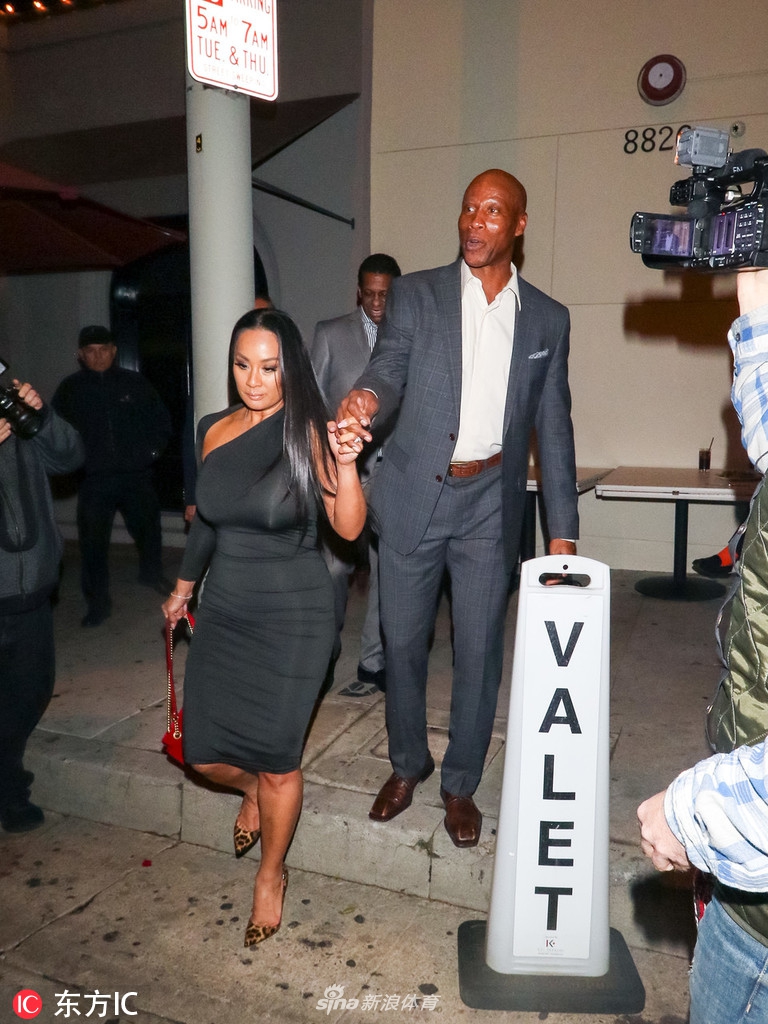 前湖人主帅斯科特外出晚餐 女友身材火辣