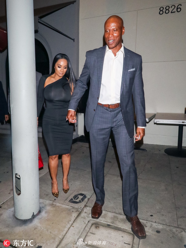 前湖人主帅斯科特外出晚餐 女友身材火辣