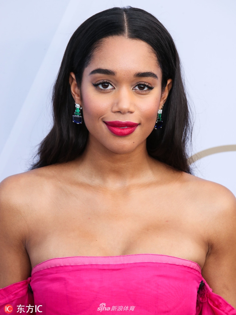 汤神女友粉色抹胸长裙出席颁奖礼 蜘蛛侠女主华丽变身