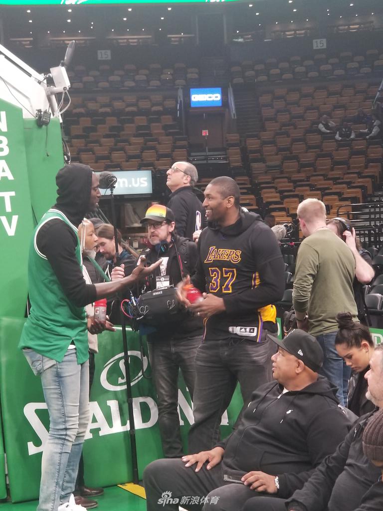 加内特慈世平相约看球 湖凯大战让他俩咧嘴大笑！