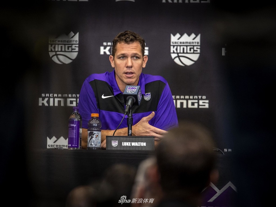 前湖人主帅沃顿挂帅国王 出席上任发布会