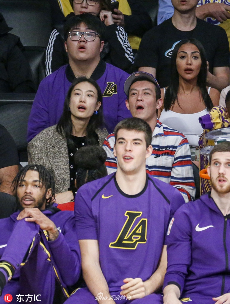 陈冠希携妻子观战湖人比赛 起立为詹姆斯里程碑欢呼
