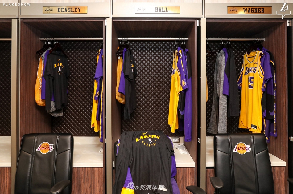 湖人男模队集体亮相!詹姆斯竟然是最低调的